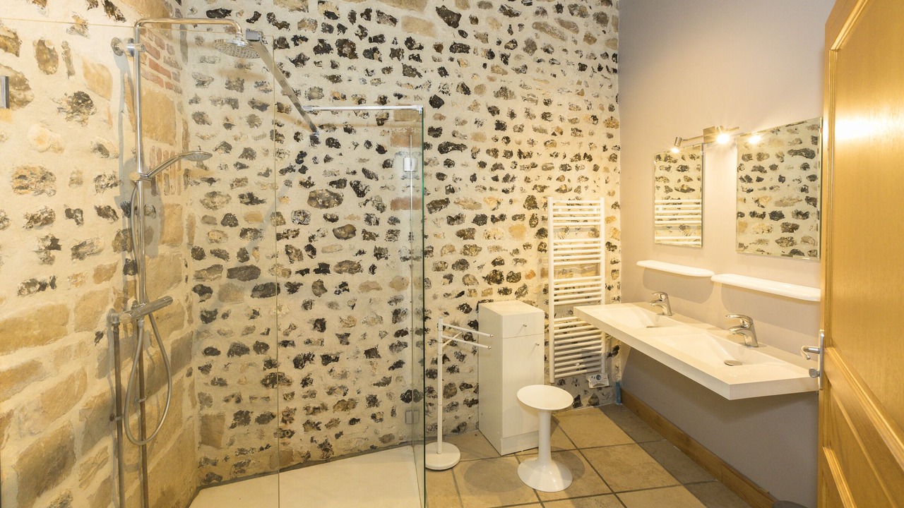 Photo of Bathroom in Saint-Aubin-sur-Mer
