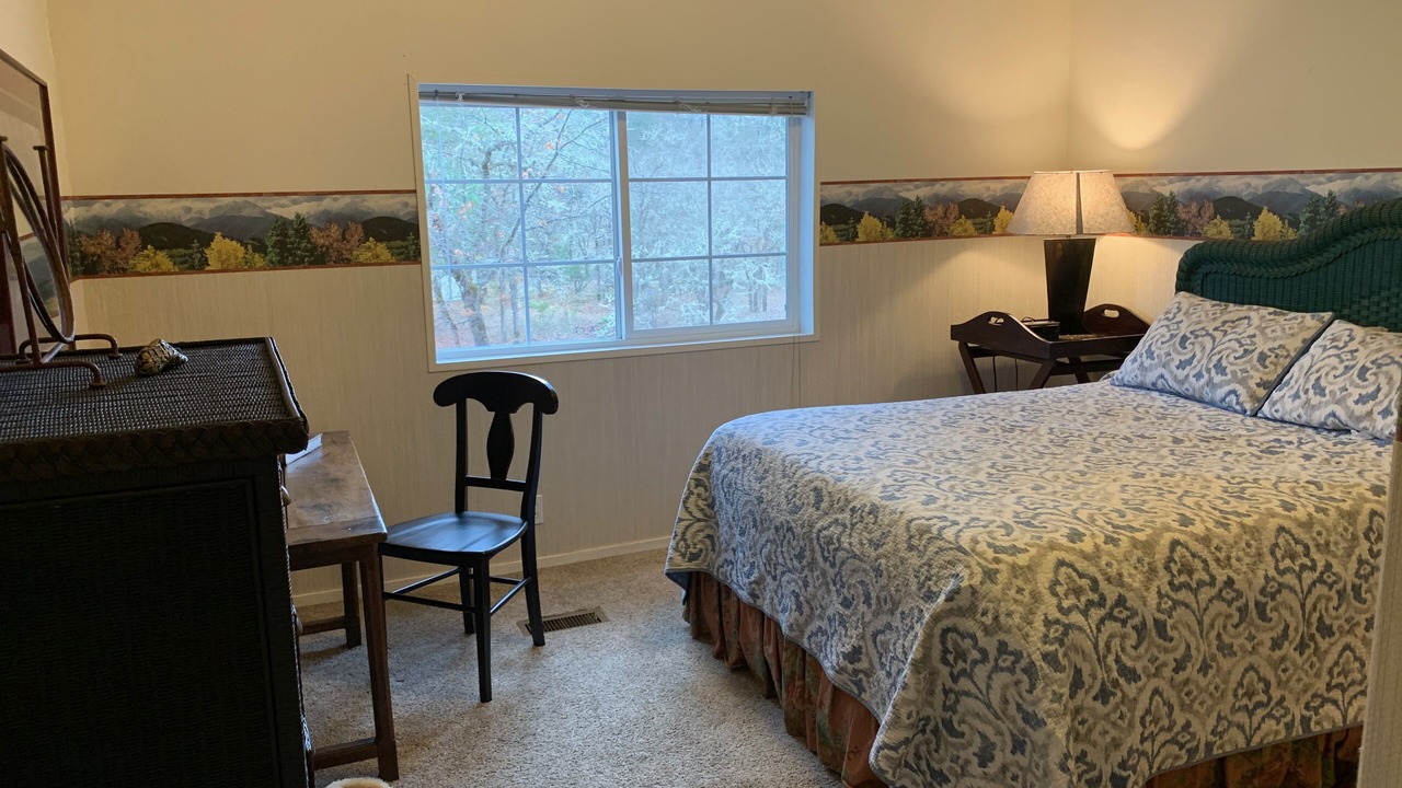 Photo of Bedroom in Shady Cove