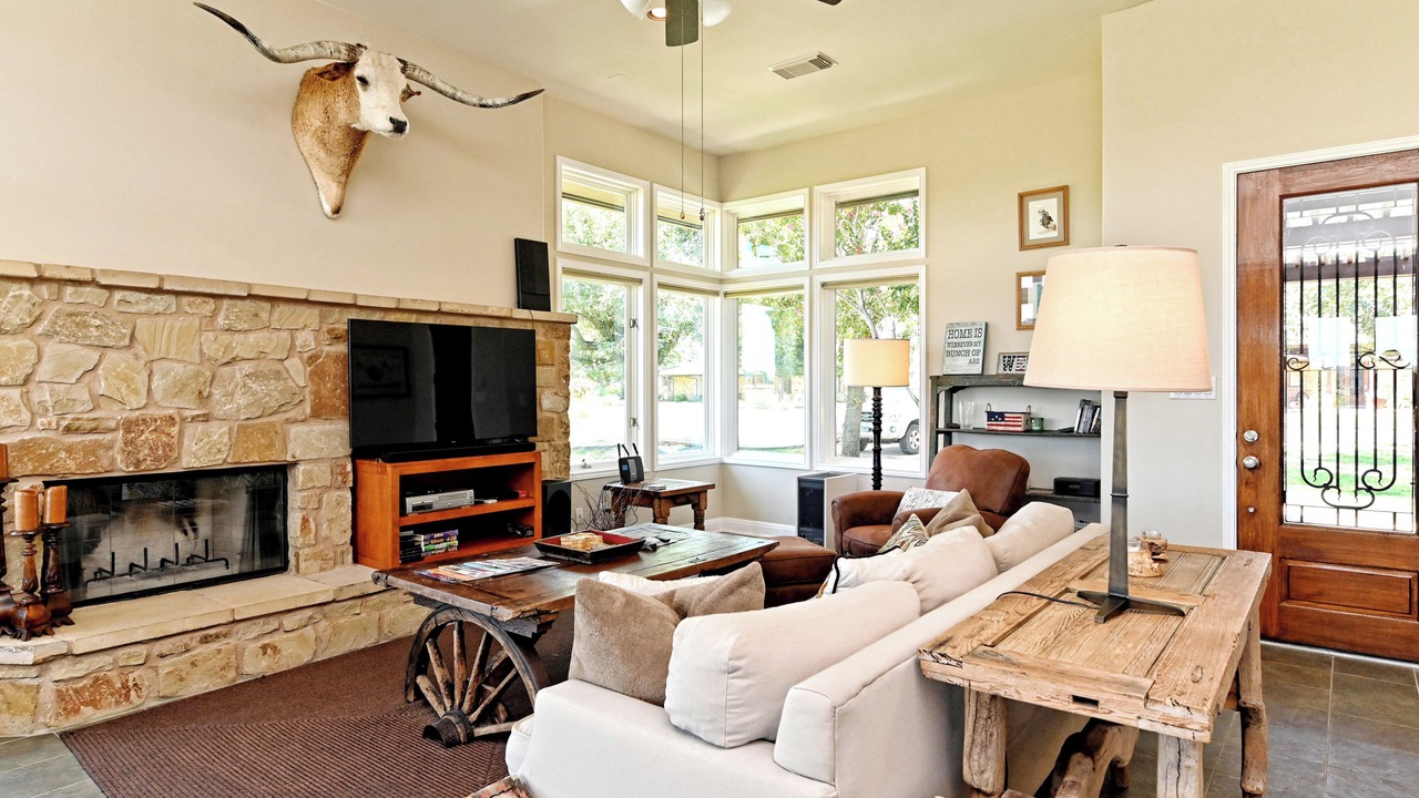 Photo of Livingroom in Lakecliff On Lake Travis