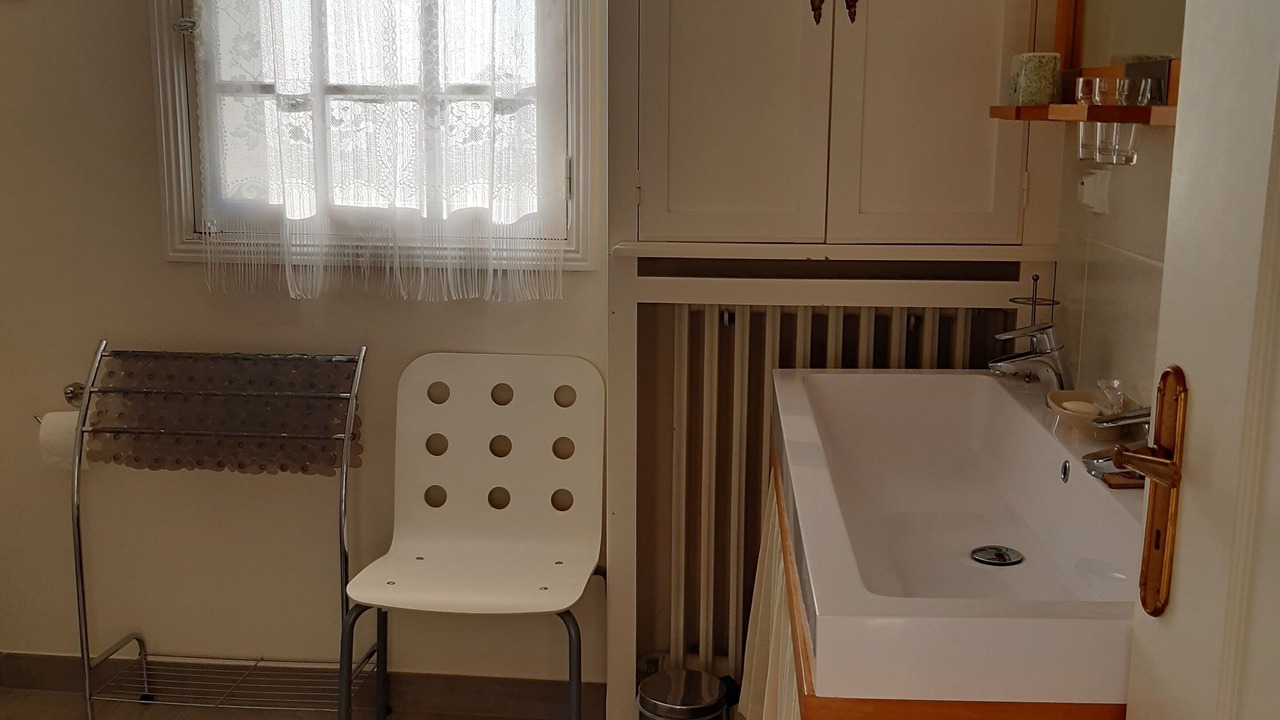 Photo of Bathroom in La Croix-en-Touraine
