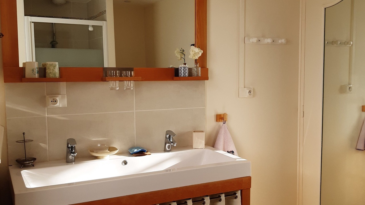 Photo of Bathroom in La Croix-en-Touraine