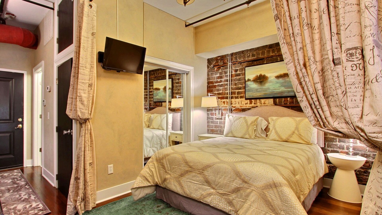 Photo of Bedroom in Historic District - North