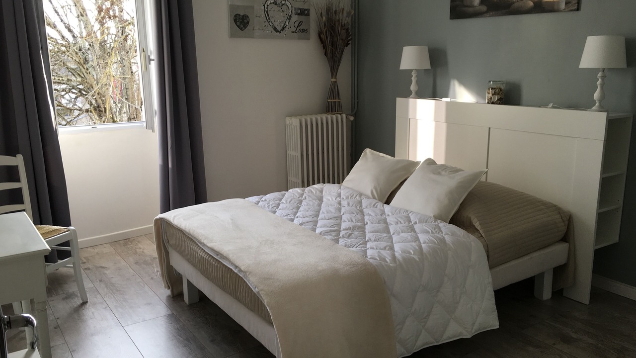 Photo of Bedroom in Castelnau-de-Montmiral