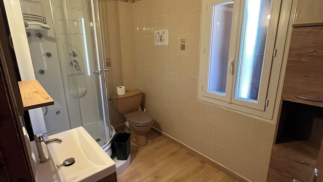 Photo of Bathroom in Planes