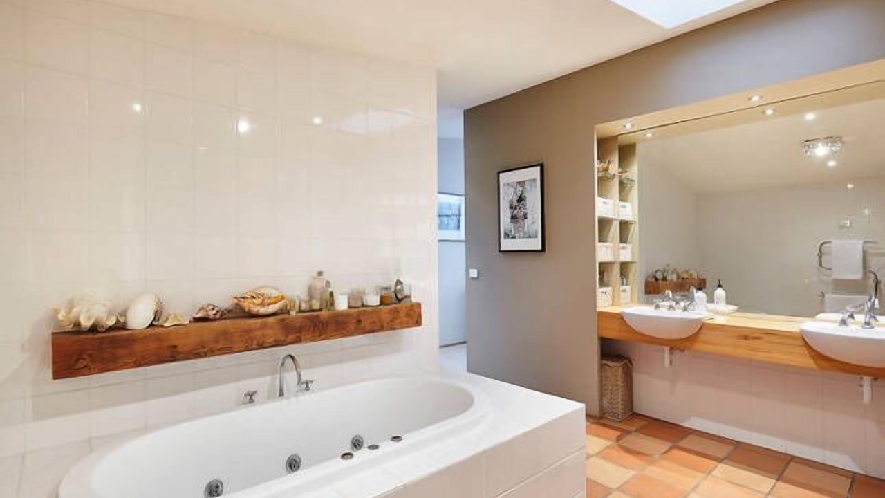 Photo of Bathroom in Red Hill