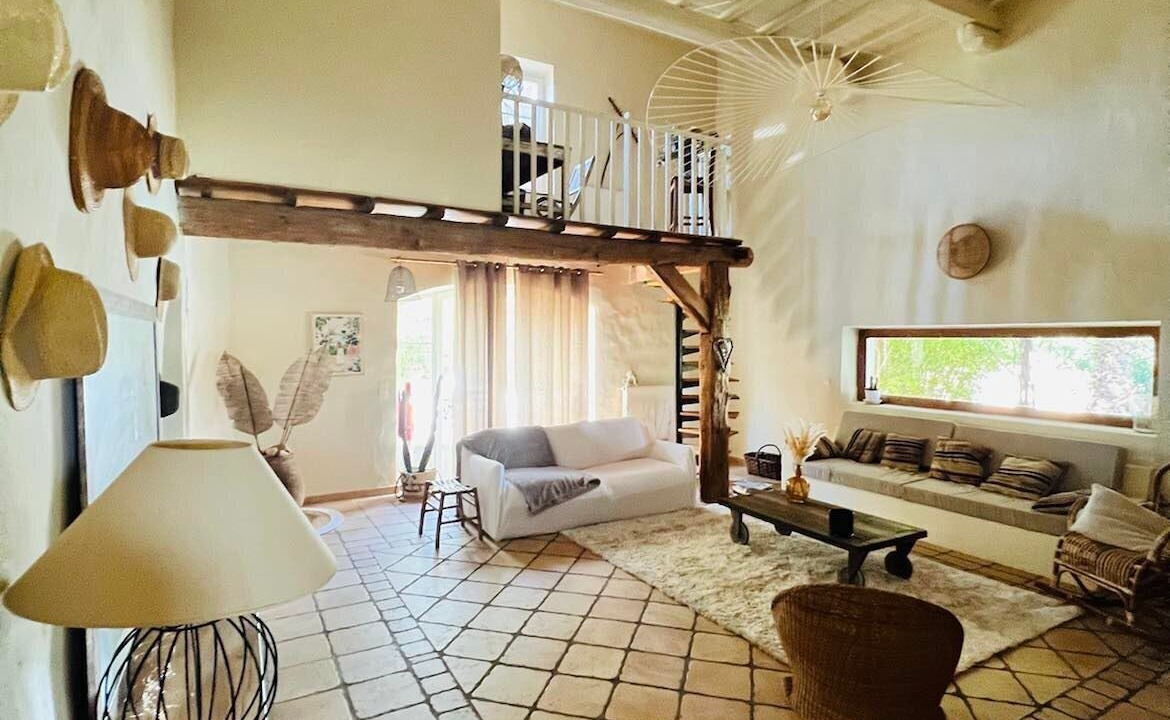 Photo of Livingroom in Ouveillan