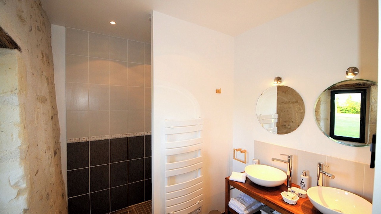 Photo of Bathroom in Louans