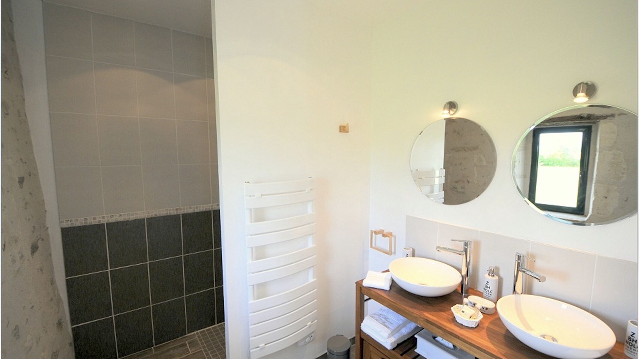 Photo of Bathroom in Louans