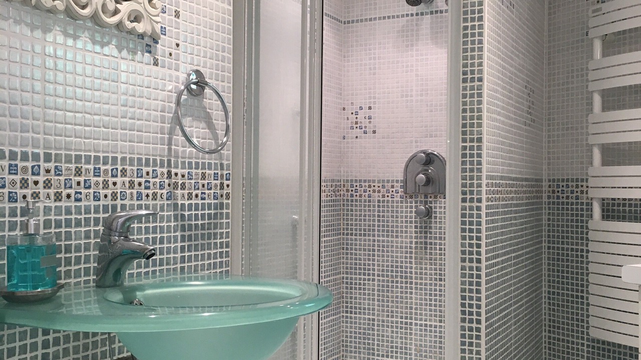 Photo of Bathroom in Saint Alban Auriolles