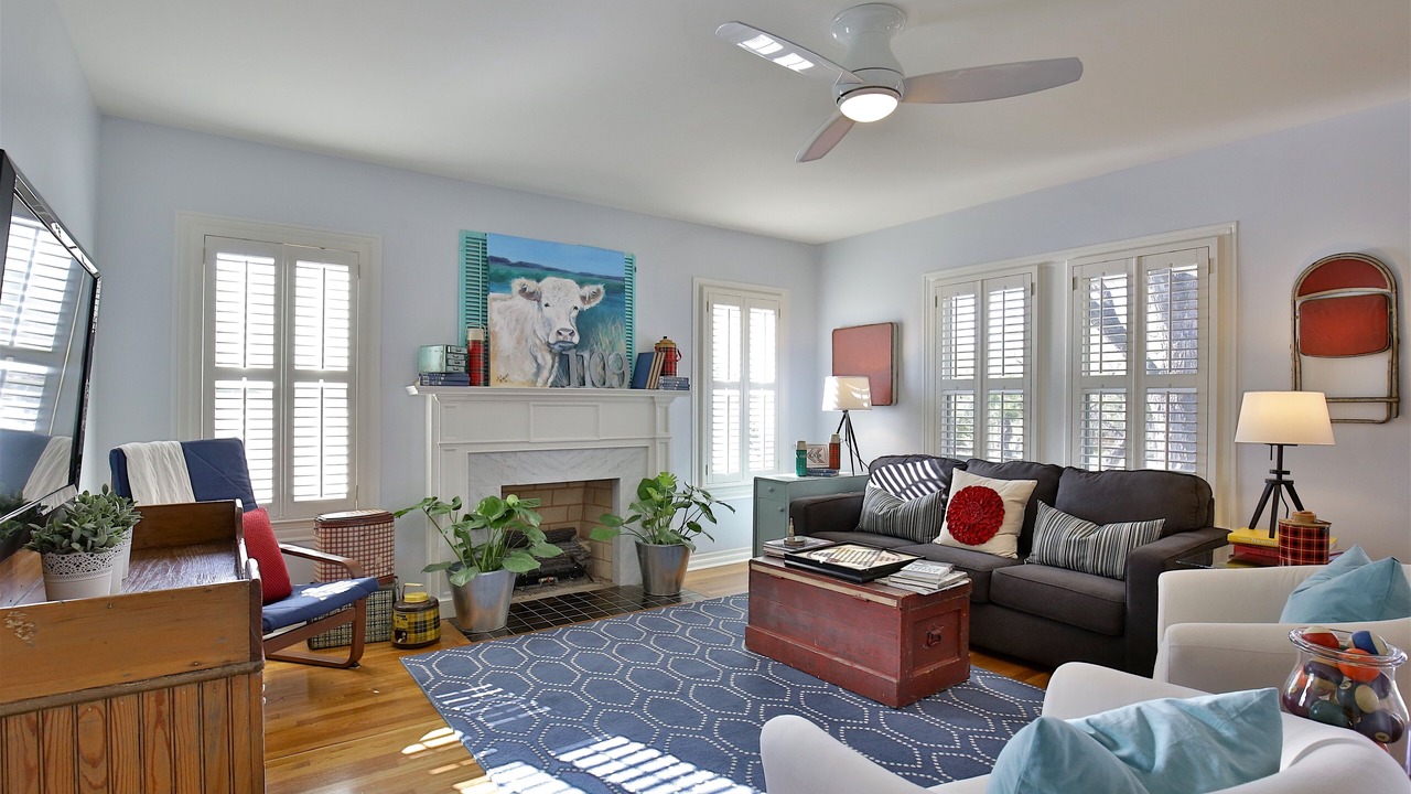 Photo of Livingroom in Sayles Blvd. Area
