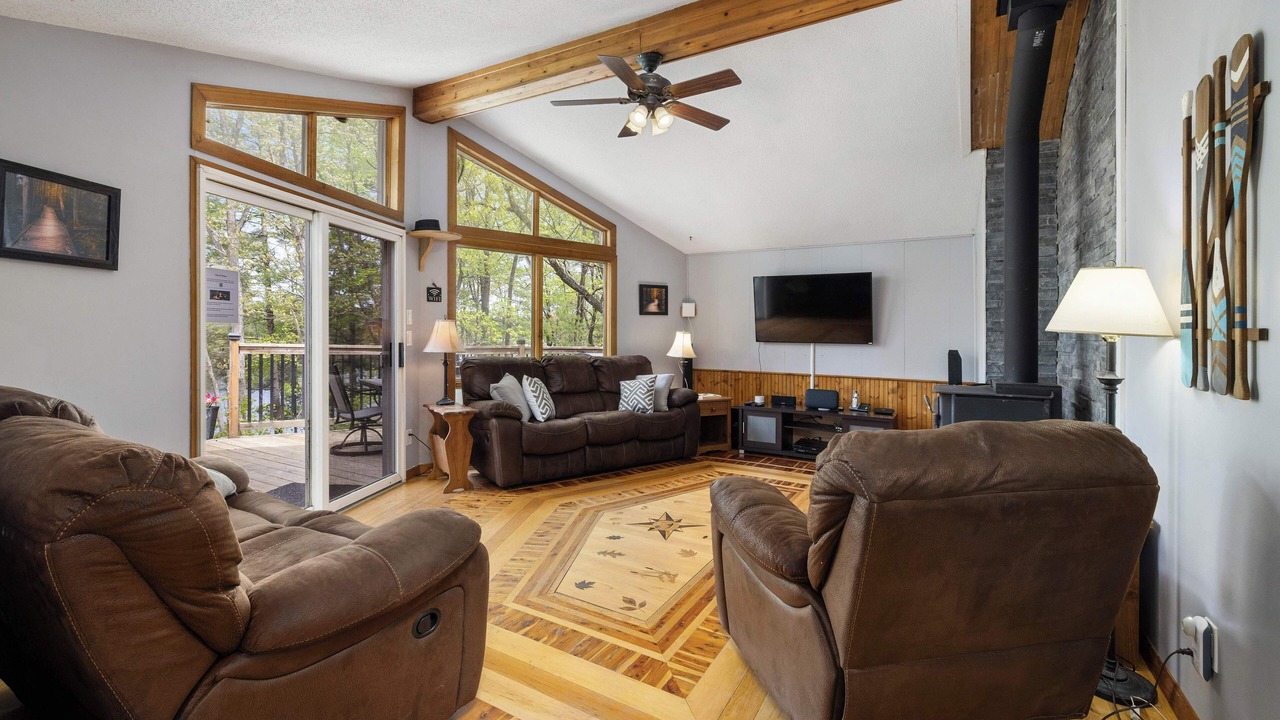 Photo of Livingroom in Central Frontenac