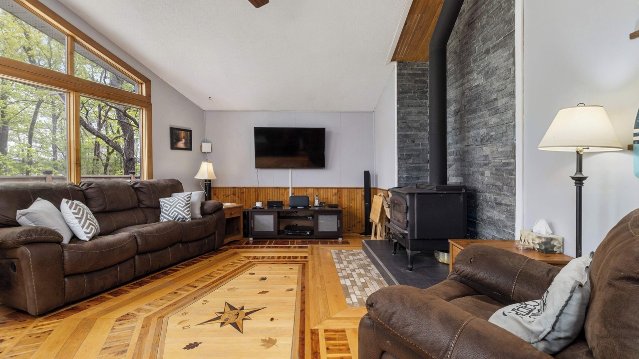 Photo of Livingroom in Central Frontenac