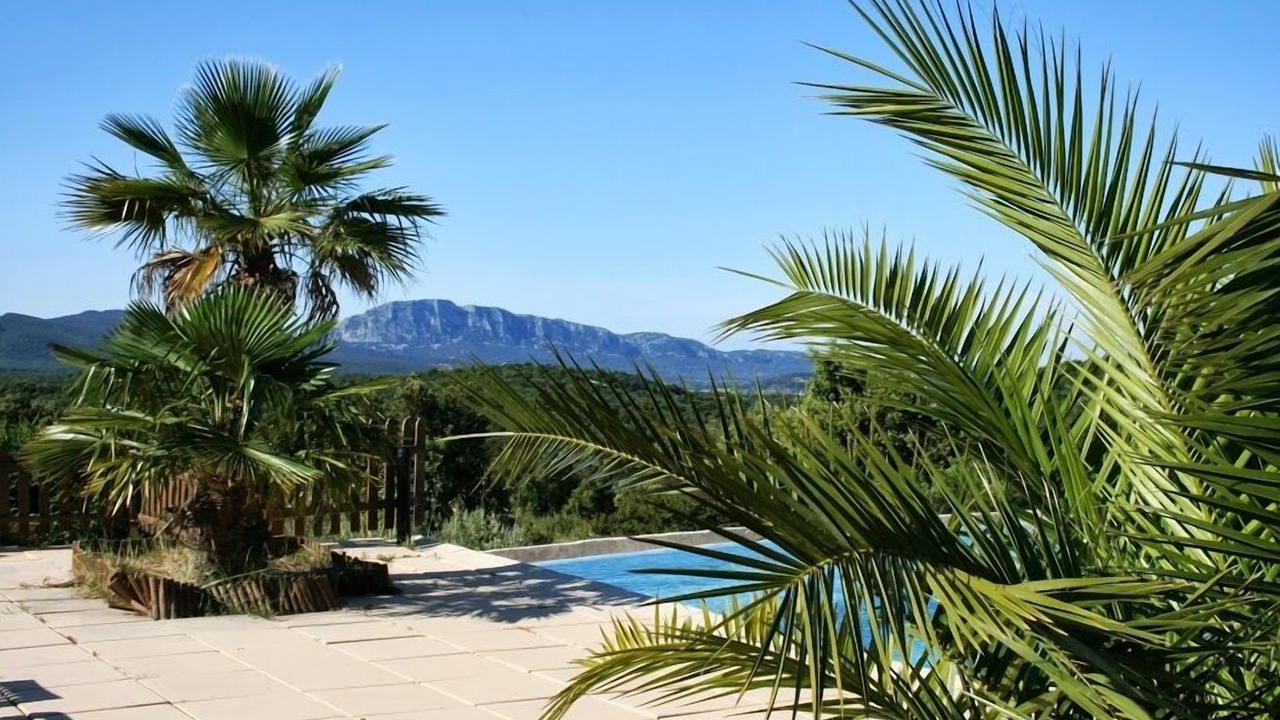 Photo of Outdoor in Claret