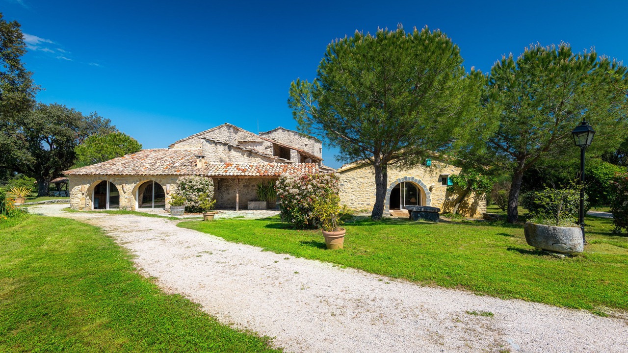 Photo of Outdoor in Claret