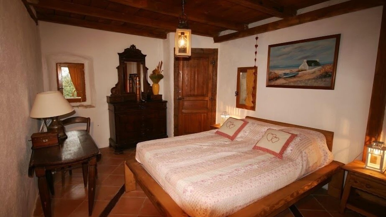 Photo of Bedroom in Claret