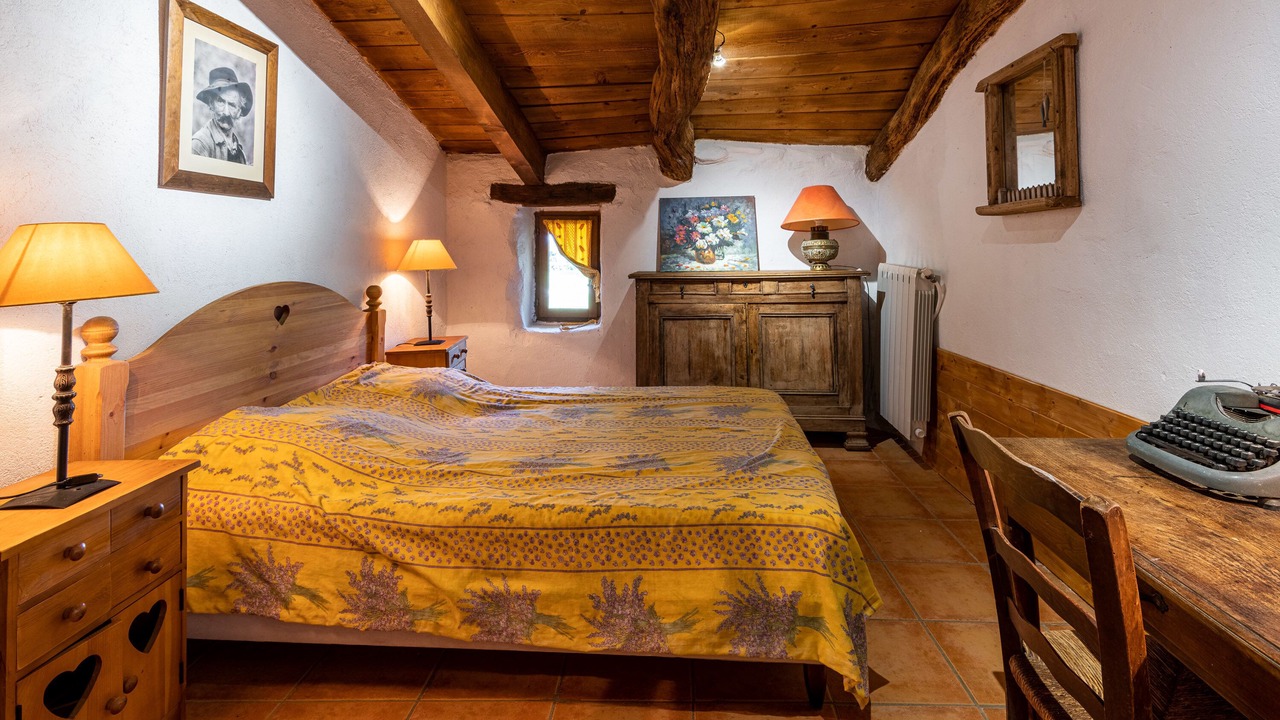 Photo of Bedroom in Claret