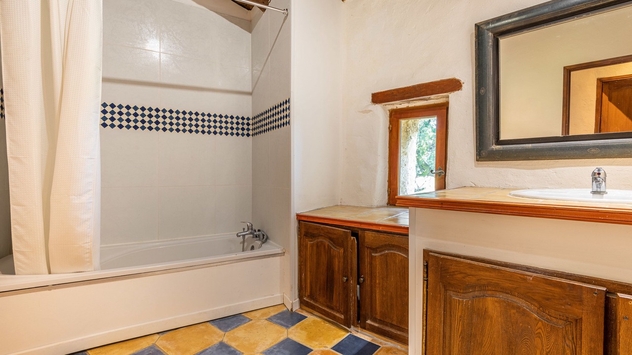 Photo of Bathroom in Claret