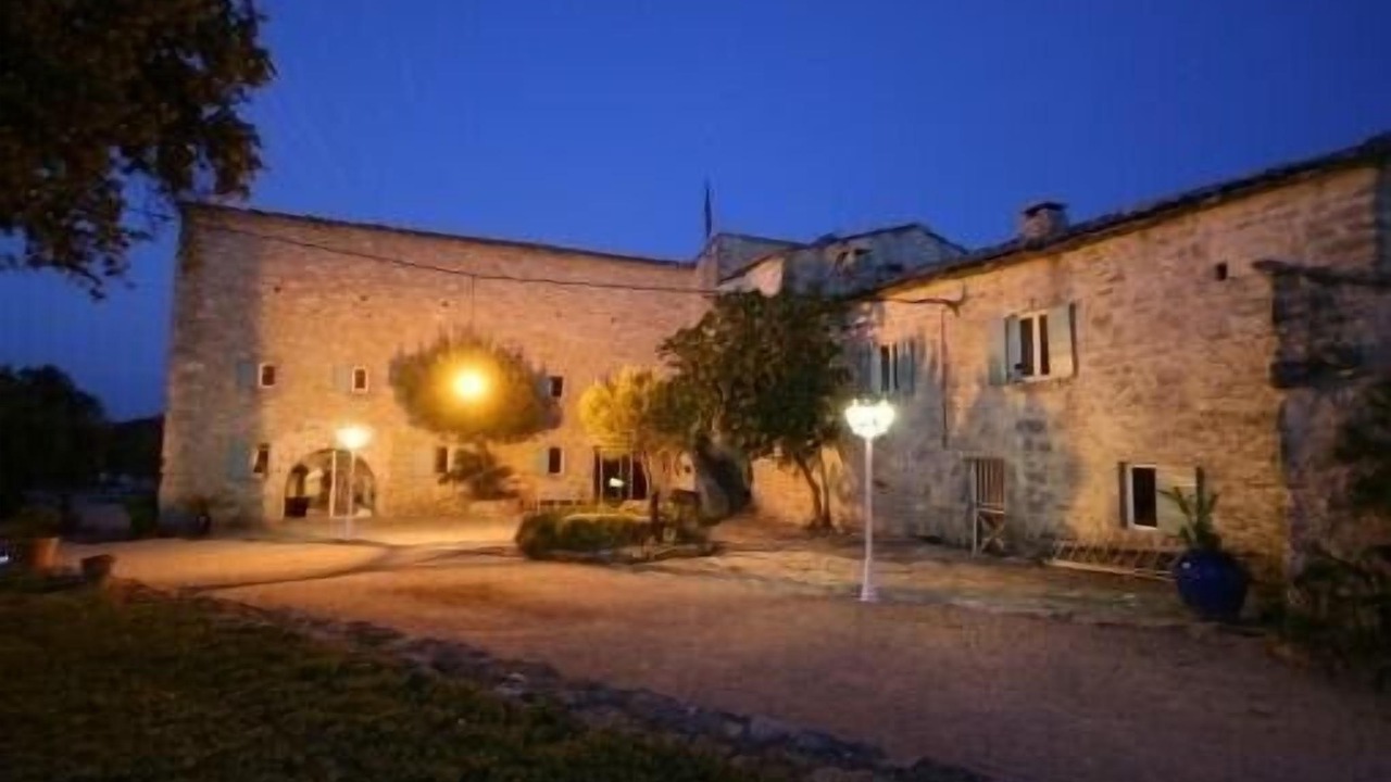 Photo of Outdoor in Claret