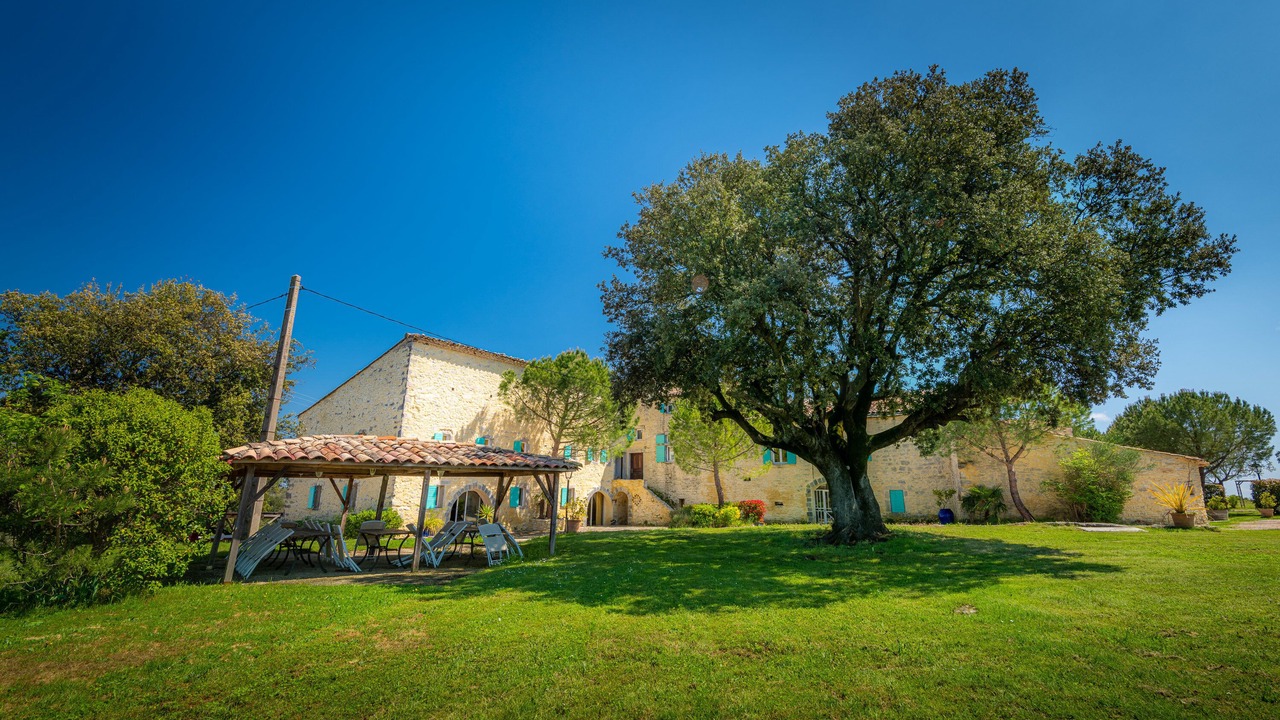 Photo of Outdoor in Claret
