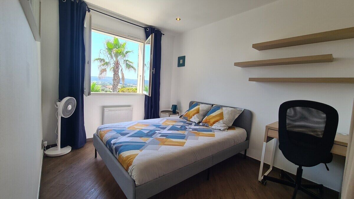 Photo of Bedroom in Montbazin
