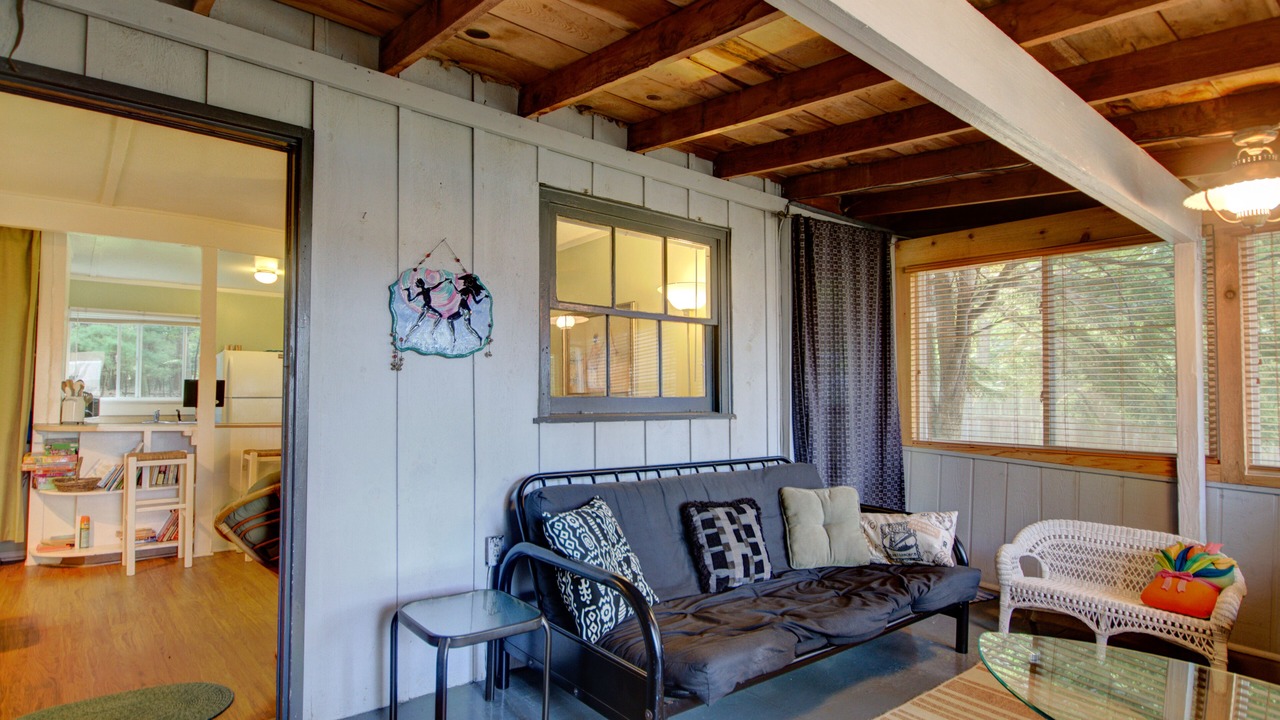 Photo of Livingroom in Montague