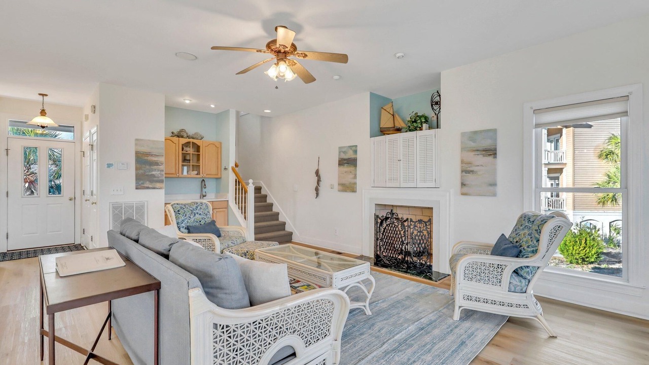 Photo of Livingroom in Oceanmarsh Subdivision