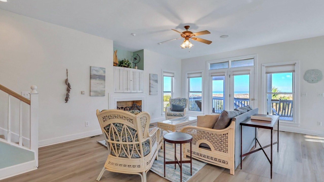 Photo of Livingroom in Oceanmarsh Subdivision