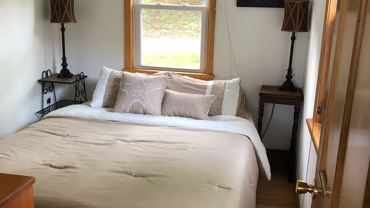 Photo of Bedroom in Redwood