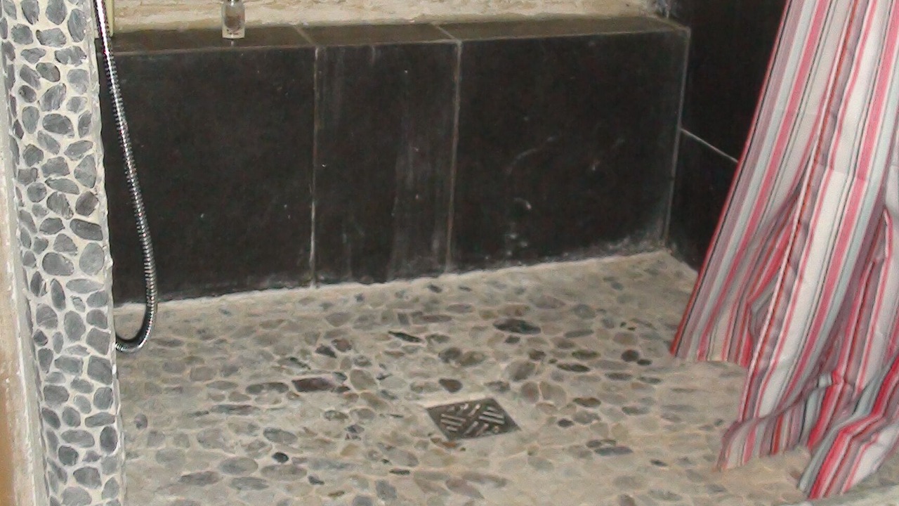 Photo of Bathroom in Folles