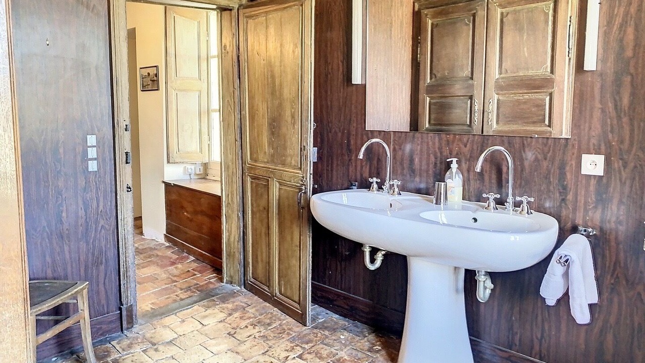 Photo of Bathroom in Longuefuye