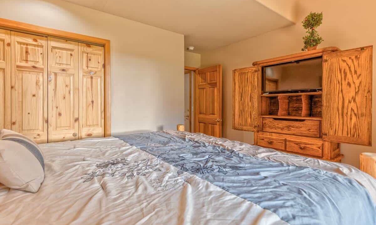 Photo of Bedroom in Oregon Water Wonderland