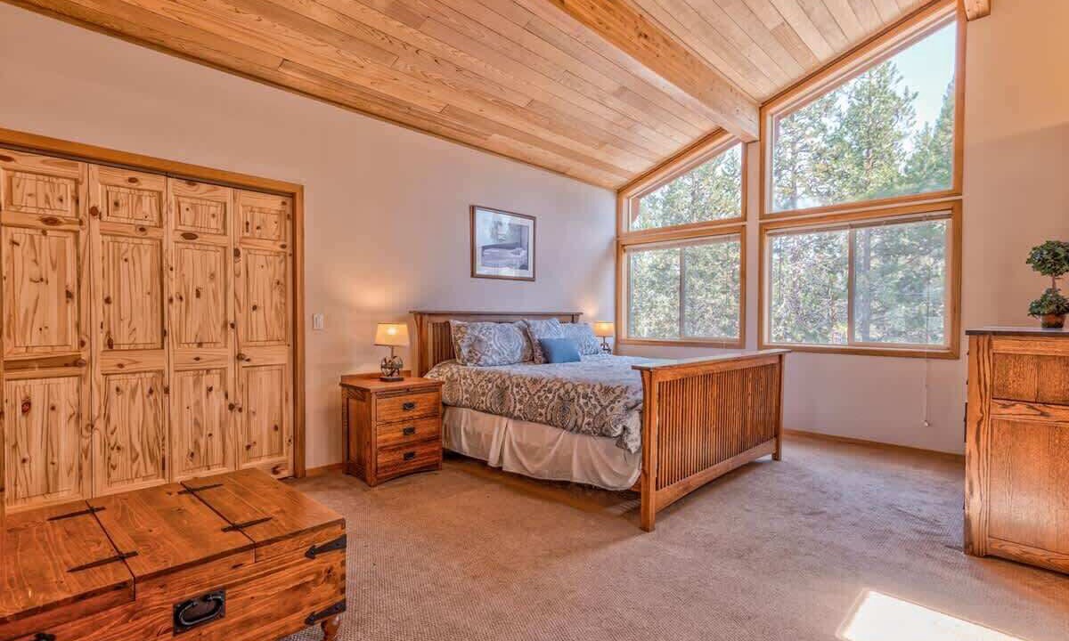 Photo of Bedroom in Oregon Water Wonderland