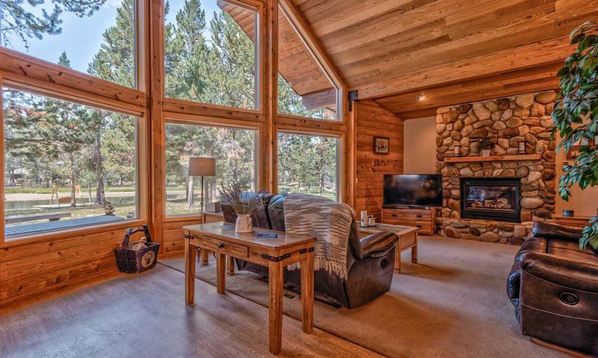 Photo of Livingroom in Oregon Water Wonderland