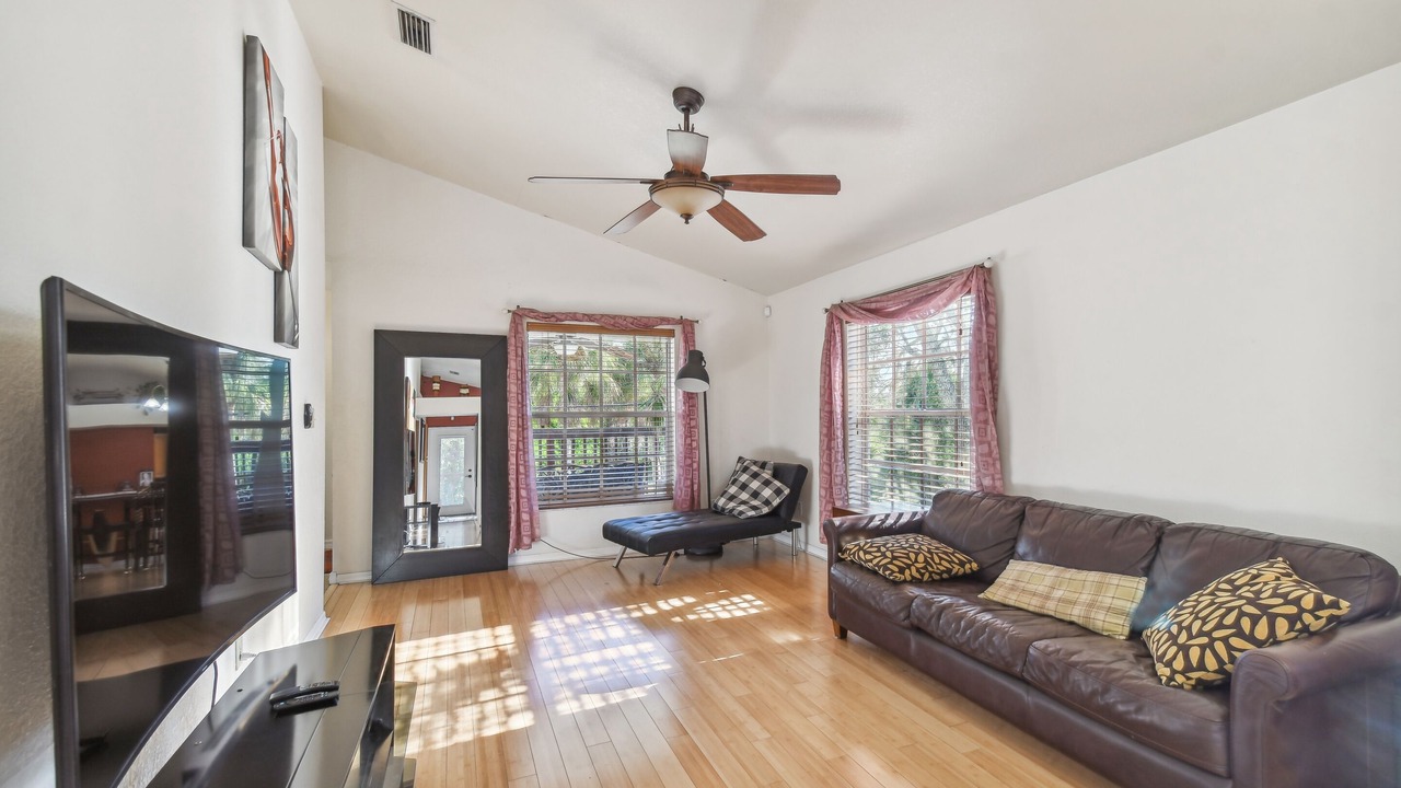 Photo of Livingroom in Town 'n' Country