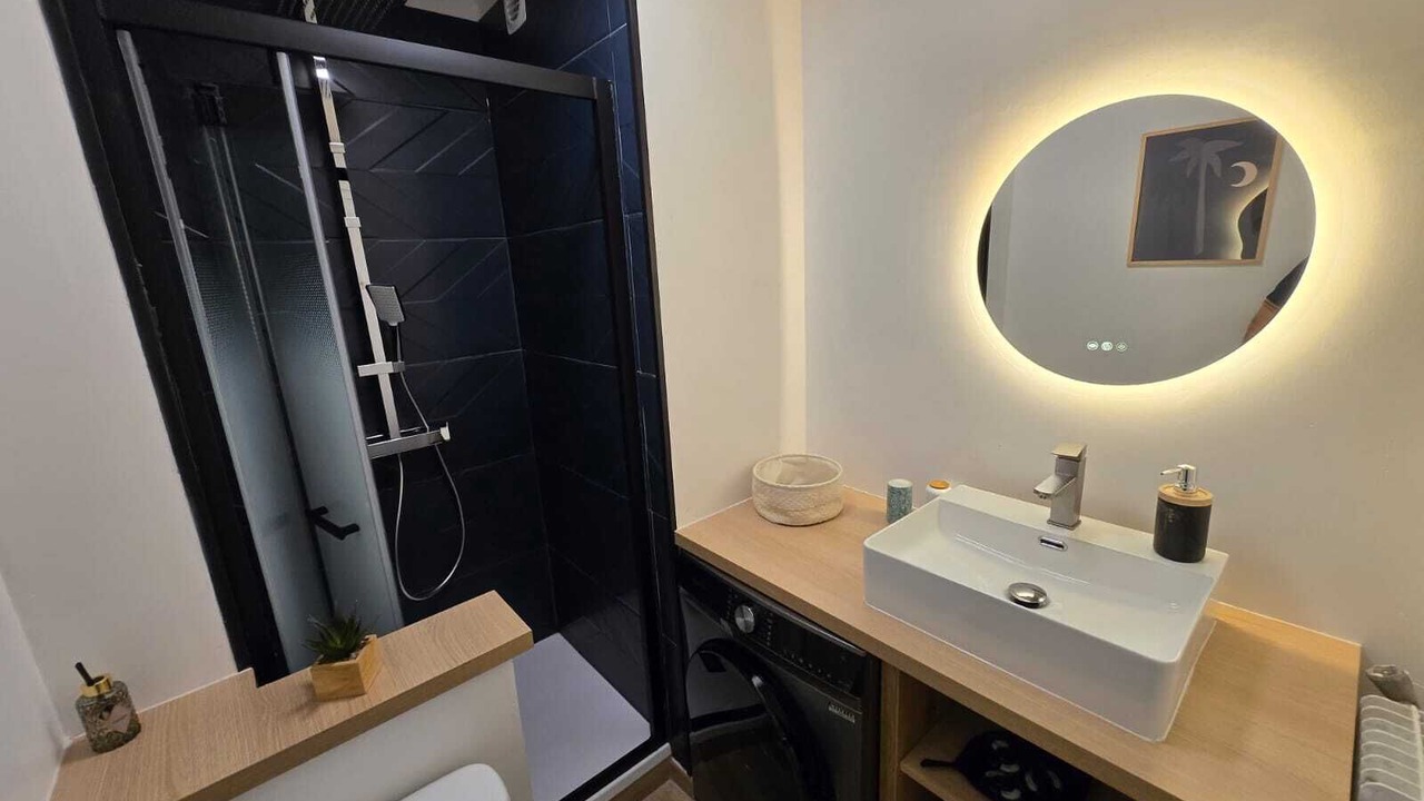 Photo of Bathroom in La Jetee