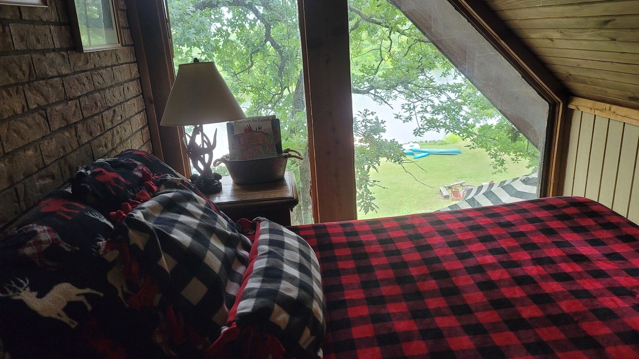Photo of Bedroom in Sulphur