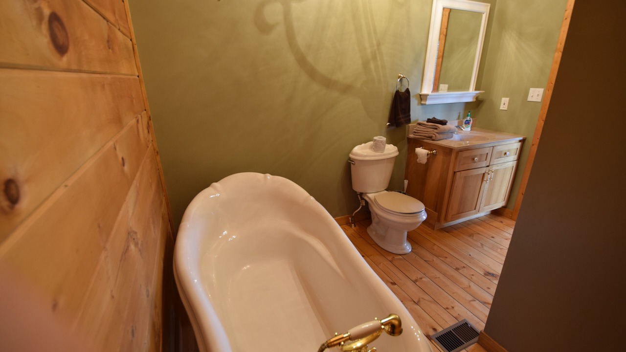 Photo of Bathroom in Lakeview