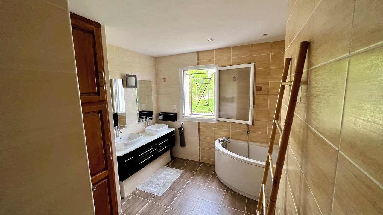 Photo of Bathroom in Laroque-Timbaut