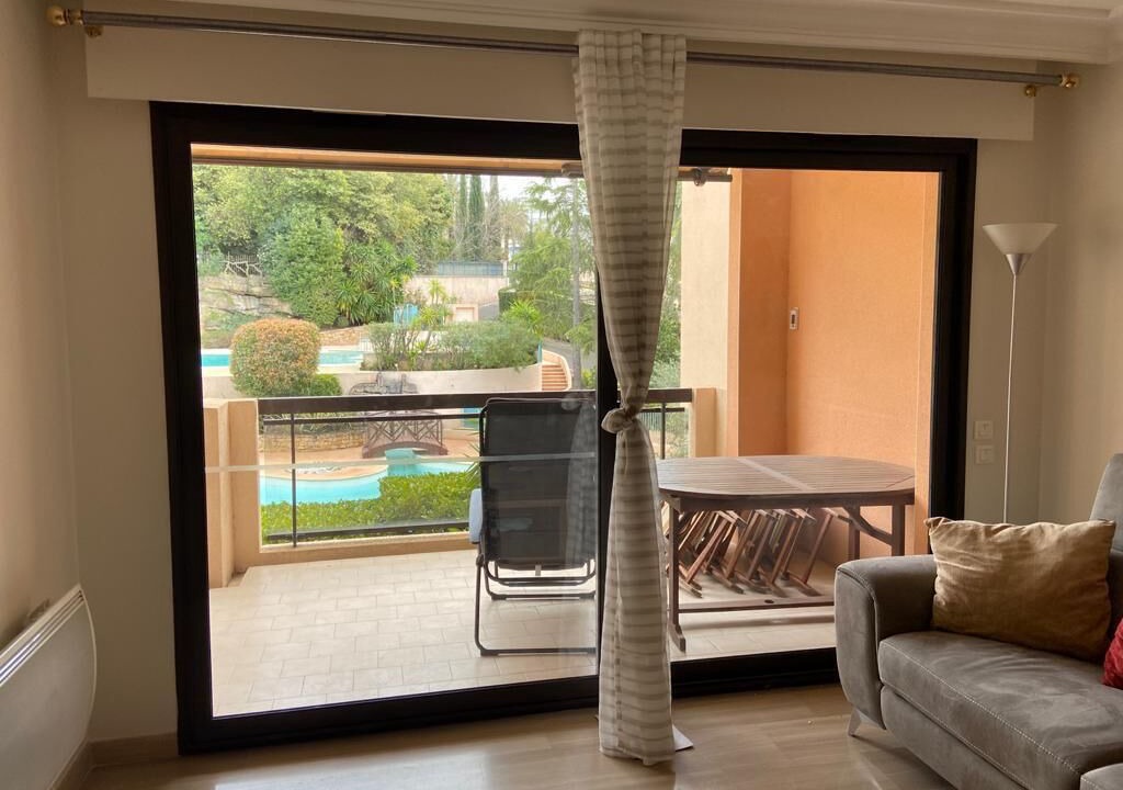 Photo of Livingroom in California - Pezou