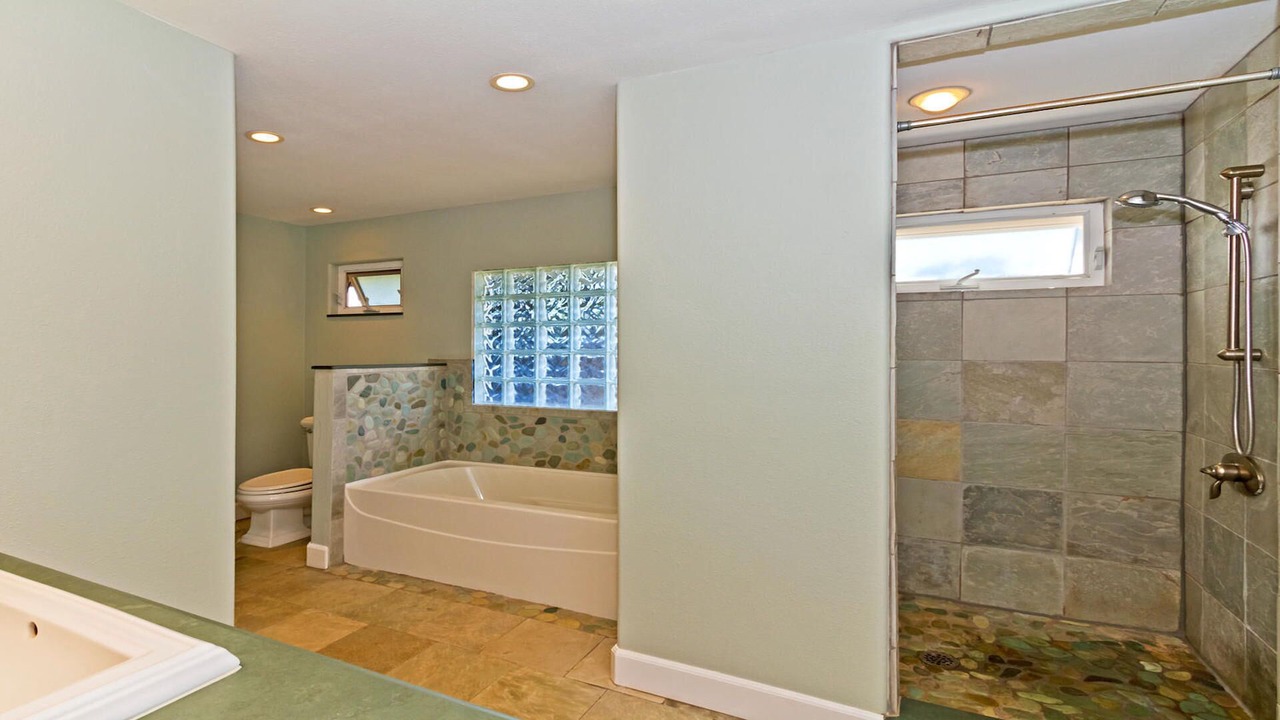 Photo of Bathroom in Makaha