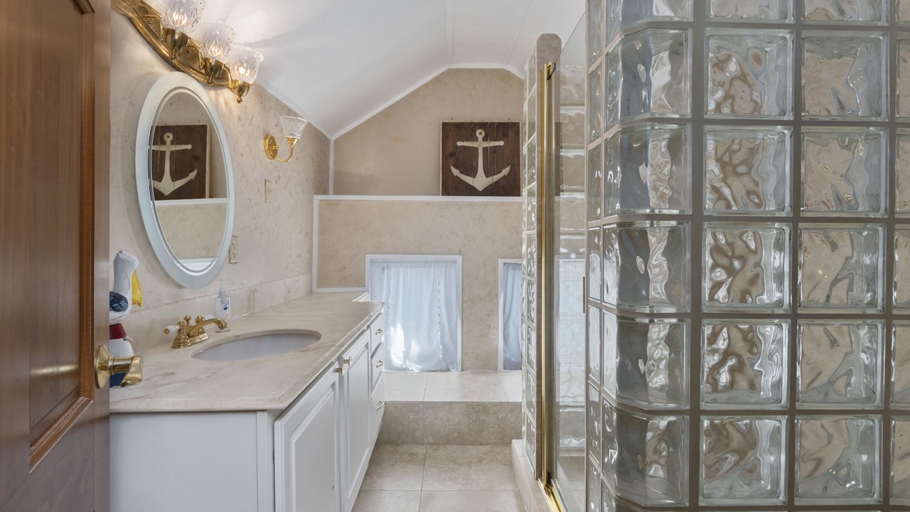 Photo of Bathroom in Willoughby Spit