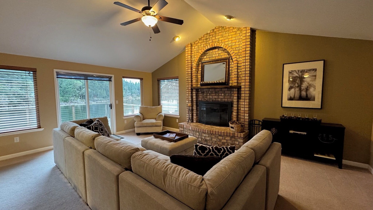 Photo of Livingroom in Anderson Island