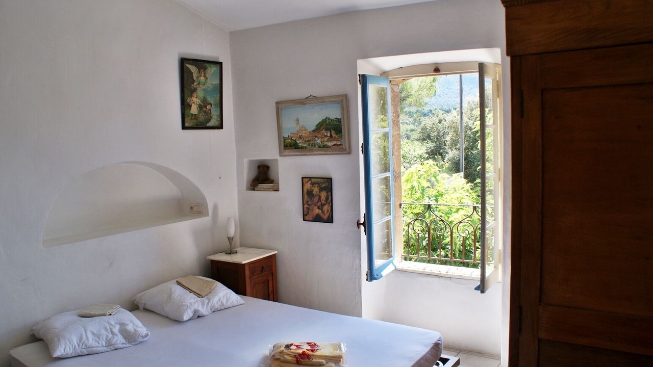 Photo of Bedroom in Jouques