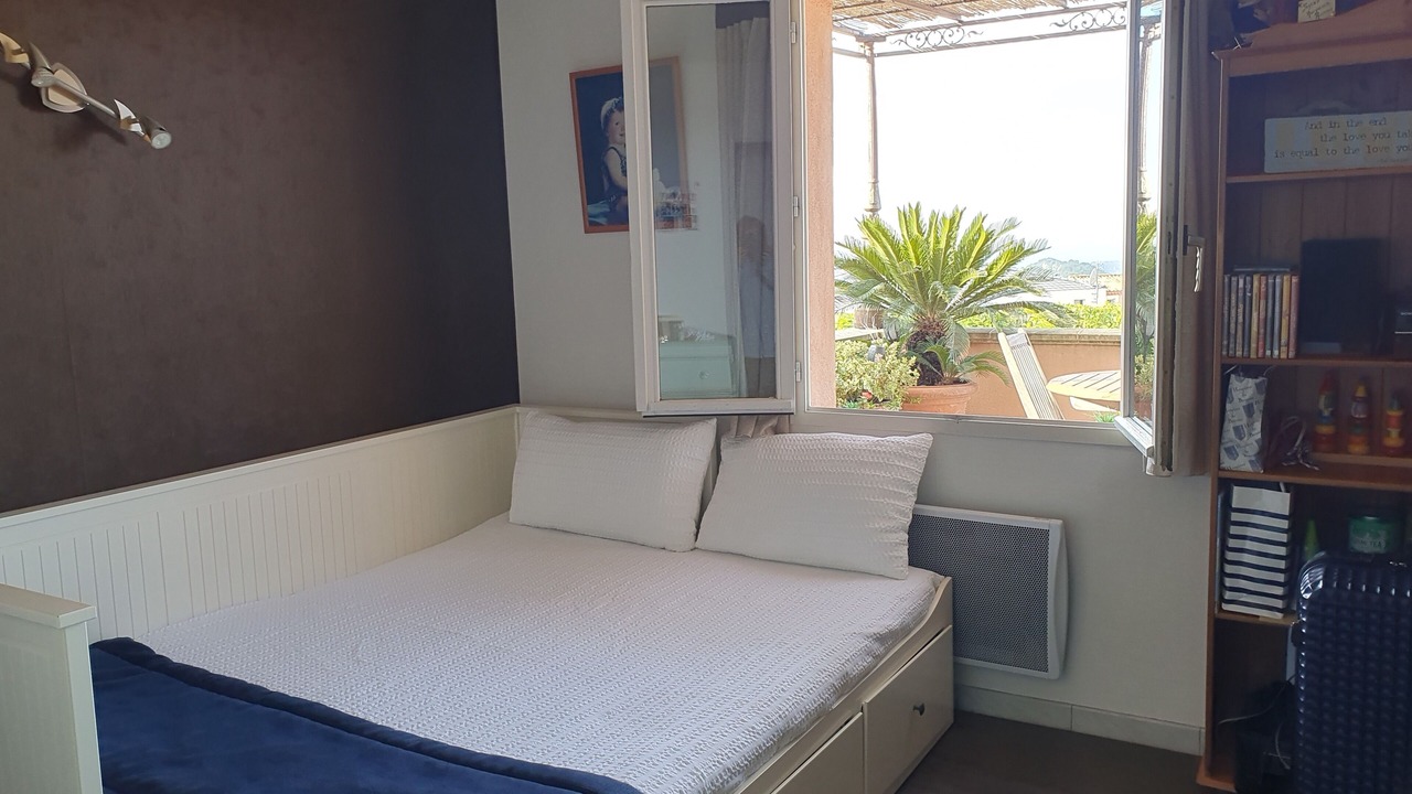 Photo of Bedroom in Ensues-la-Redonne