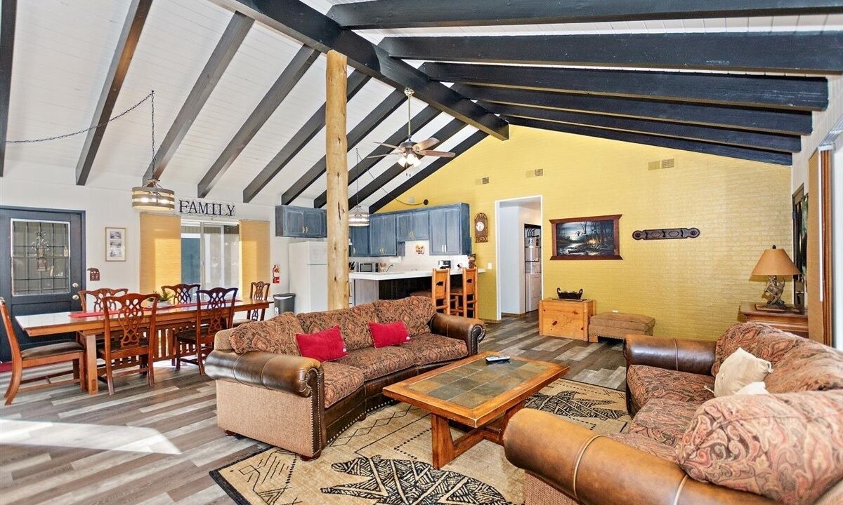 Photo of Livingroom in Summit Estates