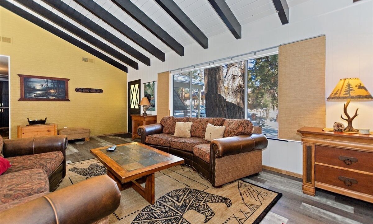 Photo of Livingroom in Summit Estates
