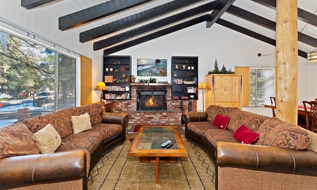 Photo of Livingroom in Summit Estates