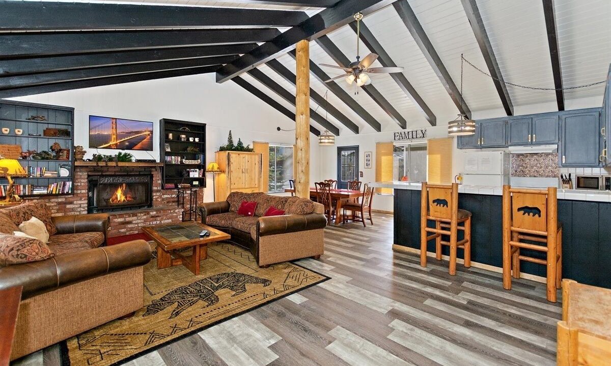 Photo of Livingroom in Summit Estates