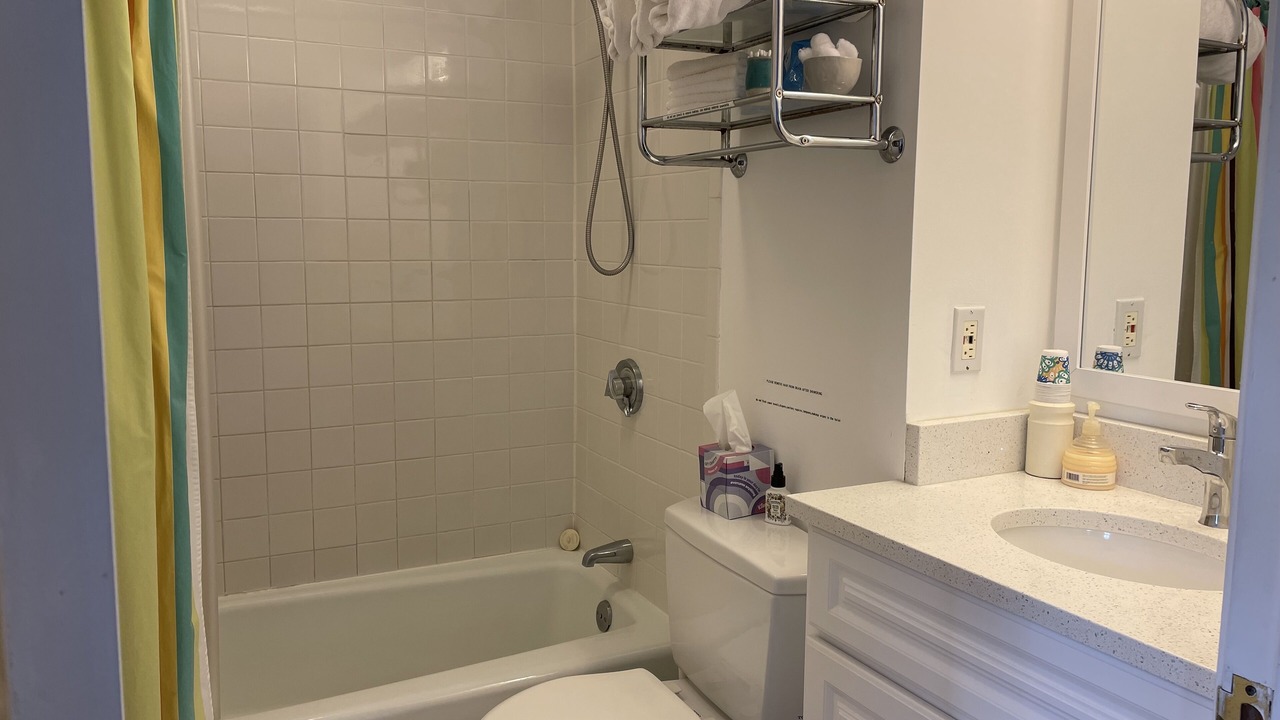 Photo of Bathroom in Thompson Square - Bunker Hill