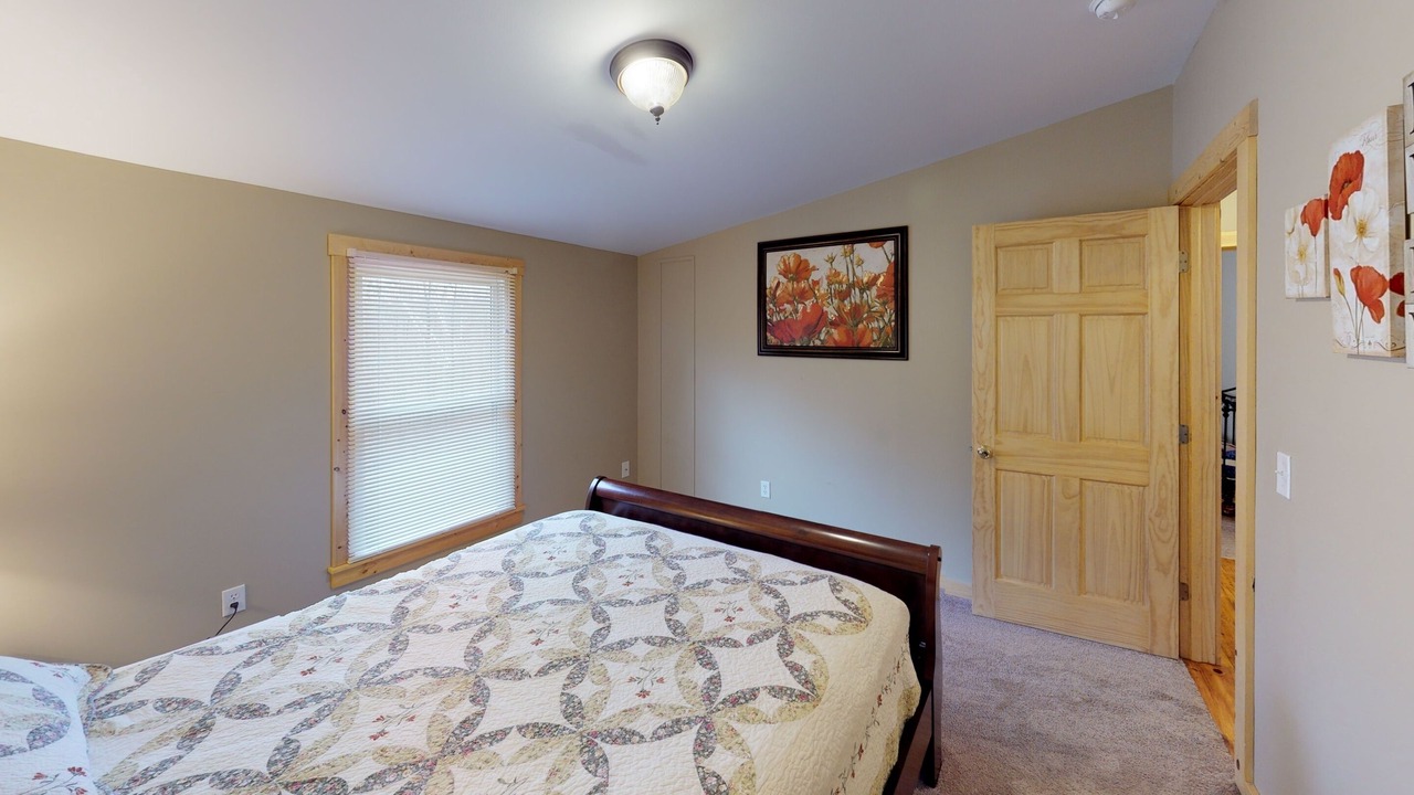 Photo of Bedroom in Nelsonville